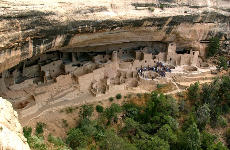 SWs017h: Visitors at Spruce Tree House ruin at Mesa Verde National Park. Photo by Tom Stillo/CTO
